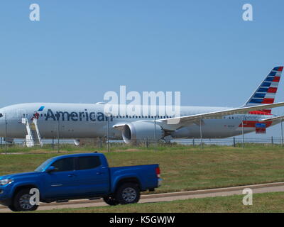 Dallas, USA, 09 septembre 2017. avec le pic de la saison des ouragans battant florida's Gulf coast, un beau jour d'automne a été un parfait après-midi à dépenser au Plaza du fondateur, l'aéroport international DFW à regarder certains vols internationaux, vols intérieurs et du patrimoine plans de couleurs d'american airlines s'afficher sur un lointain de circulation.dallaspaparazzo:crédit/Alamy live news Banque D'Images