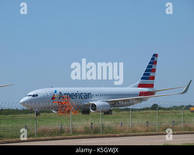 Dallas, USA, 09 septembre 2017. avec le pic de la saison des ouragans battant florida's Gulf coast, un beau jour d'automne a été un parfait après-midi à dépenser au Plaza du fondateur, l'aéroport international DFW à regarder certains vols internationaux, vols intérieurs et du patrimoine plans de couleurs d'american airlines s'afficher sur un lointain de circulation.dallaspaparazzo:crédit/Alamy live news Banque D'Images