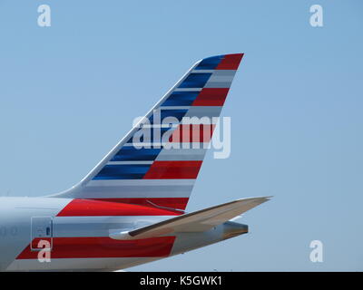 Dallas, USA, 09 septembre 2017. avec le pic de la saison des ouragans battant florida's Gulf coast, un beau jour d'automne a été un parfait après-midi à dépenser au Plaza du fondateur, l'aéroport international DFW à regarder certains vols internationaux, vols intérieurs et du patrimoine plans de couleurs d'american airlines s'afficher sur un lointain de circulation.dallaspaparazzo:crédit/Alamy live news Banque D'Images