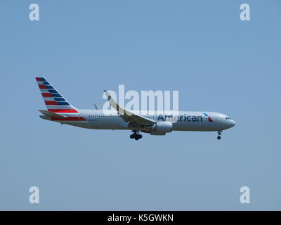 Dallas, USA, 09 septembre 2017. avec le pic de la saison des ouragans battant florida's Gulf coast, un beau jour d'automne a été un parfait après-midi à dépenser au Plaza du fondateur, l'aéroport international DFW à regarder certains vols internationaux, vols intérieurs et du patrimoine plans de couleurs d'american airlines s'afficher sur un lointain de circulation.dallaspaparazzo:crédit/Alamy live news Banque D'Images