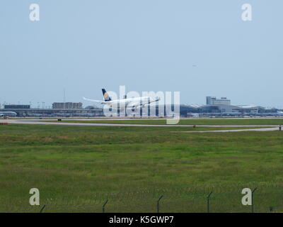 Dallas, USA, 09 septembre 2017. avec le pic de la saison des ouragans battant florida's Gulf coast, un beau jour d'automne a été un parfait après-midi à dépenser au Plaza du fondateur, l'aéroport international DFW à regarder certains vols internationaux, vols intérieurs et du patrimoine plans de couleurs d'american airlines s'afficher sur un lointain de circulation.dallaspaparazzo:crédit/Alamy live news Banque D'Images