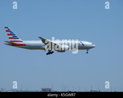 Dallas, USA, 09 septembre 2017. avec le pic de la saison des ouragans battant florida's Gulf coast, un beau jour d'automne a été un parfait après-midi à dépenser au Plaza du fondateur, l'aéroport international DFW à regarder certains vols internationaux, vols intérieurs et du patrimoine plans de couleurs d'american airlines s'afficher sur un lointain de circulation.dallaspaparazzo:crédit/Alamy live news Banque D'Images