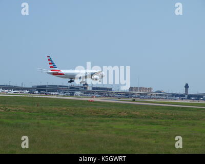 Dallas, USA, 09 septembre 2017. avec le pic de la saison des ouragans battant florida's Gulf coast, un beau jour d'automne a été un parfait après-midi à dépenser au Plaza du fondateur, l'aéroport international DFW à regarder certains vols internationaux, vols intérieurs et du patrimoine plans de couleurs d'american airlines s'afficher sur un lointain de circulation.dallaspaparazzo:crédit/Alamy live news Banque D'Images