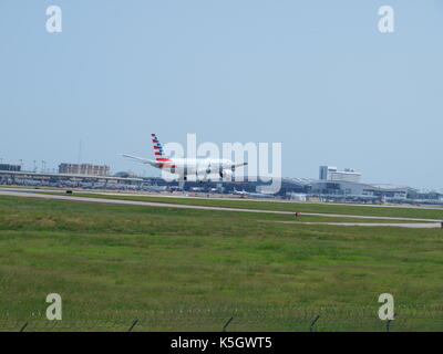 Dallas, USA, 09 septembre 2017. avec le pic de la saison des ouragans battant florida's Gulf coast, un beau jour d'automne a été un parfait après-midi à dépenser au Plaza du fondateur, l'aéroport international DFW à regarder certains vols internationaux, vols intérieurs et du patrimoine plans de couleurs d'american airlines s'afficher sur un lointain de circulation.dallaspaparazzo:crédit/Alamy live news Banque D'Images