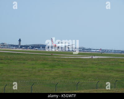 Dallas, USA, 09 septembre 2017. avec le pic de la saison des ouragans battant florida's Gulf coast, un beau jour d'automne a été un parfait après-midi à dépenser au Plaza du fondateur, l'aéroport international DFW à regarder certains vols internationaux, vols intérieurs et du patrimoine plans de couleurs d'american airlines s'afficher sur un lointain de circulation.dallaspaparazzo:crédit/Alamy live news Banque D'Images