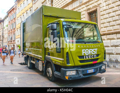 Trento, Italie, 14 août 2017 - un camion de bière forst verte dans les rues de la ville de Trento Banque D'Images