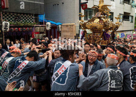 Tokyo, Japon - 14 mai 2017 : les participants habillés en kimono traditionnel exerce un matsuri au sanctuaire shinto kanda matsuri festival Banque D'Images