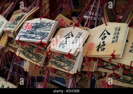 Tokyo, Japon - 14 mai 2017 : ema, les petites plaques en bois avec des souhaits ou des prières écrites sur eux Banque D'Images