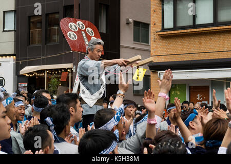 Tokyo, Japon - 14 mai 2017 : leader de la communauté donne le signe pour le levage d'un matsuri au sanctuaire shinto kanda matsuri festival Banque D'Images