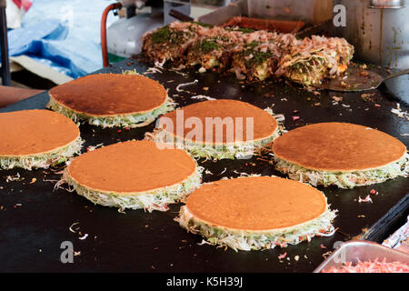 Tokyo, Japon - 14 mai 2017 : des crêpes au four à un grill, à l'okonomiyaki, kanda matsuri festival Banque D'Images