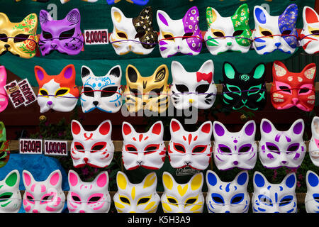 Tokyo, Japon - 14 mai 2017 : les masques de chat à vendre accroché au mur à la kanda matsuri festival Banque D'Images