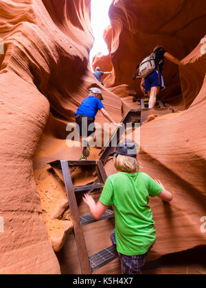 Page, AZ - 3 août 2017 : un groupe de touristes est l'escalade hors de la Lower Antelope Canyon près de Page, Arizona (USA). L'emplacement de grès canyon était pour Banque D'Images