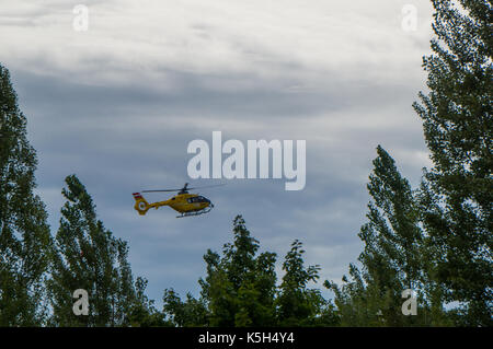 Graz, Autriche - 12.08.2017 : un hélicoptère de sauvetage öamtc approche de l'hôpital de Graz Banque D'Images