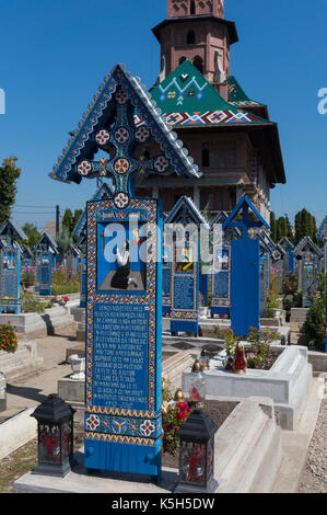 Sapanta, Roumanie - 1er septembre 2017 : Vertical shot de pierres tombales et l'église en arrière-plan Banque D'Images