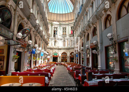 ISTANBUL, TURQUIE, le 26 août 2017 : Interior shot de Cicek Pasaji (passage des fleurs) un célèbre passage historique avec restaurant et cafés historiques Banque D'Images