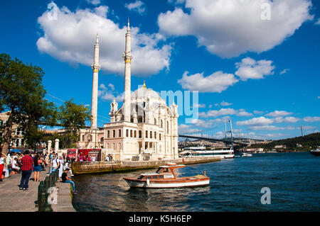 Istanbul, Turquie - 26 août 2017 : les peuples d'apprécier journée ensoleillée près de la mosquée d'Ortakôy ortakôy dans, sur la rive du Bosphore à Istanbul Banque D'Images