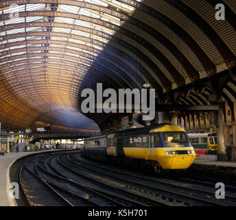 British Rail Inter City 125 train à la gare de York, York, Yorkshire, Angleterre, Royaume-Uni. - Juin 1987 Banque D'Images