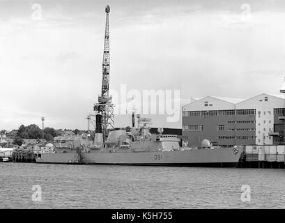 Le HMS Nottingham - D91 - Type 42 destroyer de la Marine royale britannique aux côtés de Vosper Thorneycroft, du chantier naval de Rockfield, Southampton, England, UK alors que, dans la construction. Banque D'Images