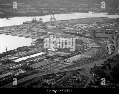 Vue aérienne de la nouvelle Docks et quais à conteneurs du port de Southampton y compris SS Canberra à la cale sèche du roi George V, Southampton, Hampshire, England, UK Banque D'Images