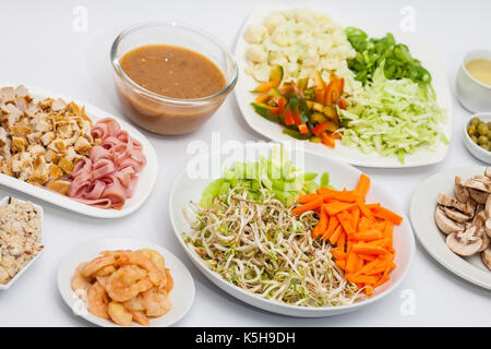 Légumes sautés avec du poulet, porc, jambon et crevettes Préparation : légumes et viandes hachées Banque D'Images