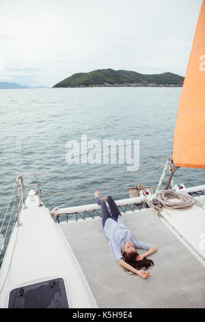 Jeune femme se trouvent sur le pont du navire tout en profitant d'une croisière sur un yacht Banque D'Images