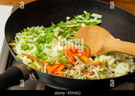 Légumes sautés avec du poulet, porc, jambon et crevettes Préparation : cuire les légumes dans un wok Banque D'Images