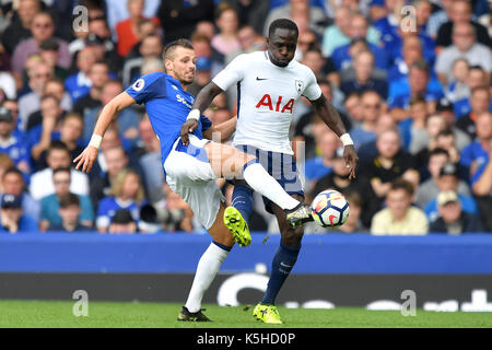 L'everton morgan schneiderlin (à gauche) et Tottenham Hotspur's moussa sissoko bataille pour la balle au cours de la Premier League match à goodison park, Liverpool. Banque D'Images