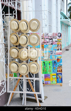 Cienfuegos, Cuba - juillet 24, 2016 : Boutique de souvenirs. des panamas et che affiches sur trottoir affiche dans le centre-ville de Cienfuegos. Banque D'Images