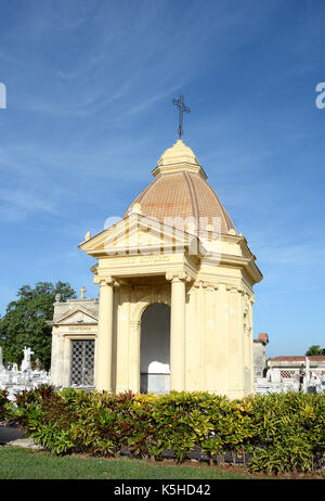 La Havane, Cuba - juillet 22, 2016 : Le cimetière Colon. Un des nombreux mausolées élaborés à l'intérieur du cimetière Colon, La Havane, Cuba Banque D'Images