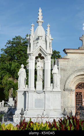 La Havane, Cuba - juillet 22, 2016 : Le cimetière Colon. Un des nombreux mausolées élaborés à l'intérieur du cimetière Colon, La Havane, Cuba Banque D'Images
