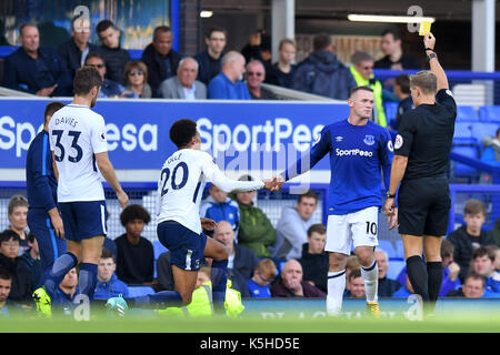 L'everton Wayne Rooney est montré un carton jaune par l'arbitre Graham Scott pour une faute sur Tottenham Hotspur dele de l'alli au cours de la Premier League match à goodison park, Liverpool. Banque D'Images