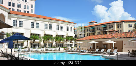 Coral Gables, Floride - le 20 juillet 2016 piscine : Hyatt regency. Le complexe de style méditerranéen a été conçu pour reproduire le palais de l'Alhambra en Espagne. Banque D'Images