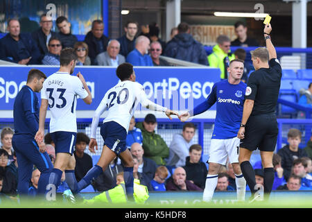 L'everton Wayne Rooney est montré un carton jaune par l'arbitre Graham Scott pour une faute sur Tottenham Hotspur dele de l'alli au cours de la Premier League match à goodison park, Liverpool. Banque D'Images