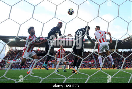 Marcus rashford Manchester United (centre droit) du côté marque son premier but de la partie suite à un en-tête de l'équipier paul pogba durant la Premier League match au stade de bet365, Stoke. Banque D'Images