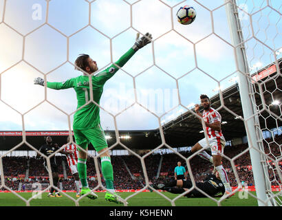 Stoke City's eric maxim choupo-promotion de marque son deuxième but du côté du jeu au cours de la Premier League match au stade de bet365, Stoke. Banque D'Images