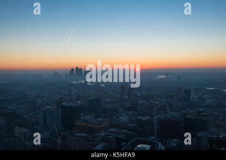 Vues sur la ville de Londres et de canary wharf au lever du soleil, Londres, Royaume-Uni Banque D'Images