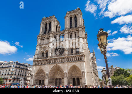 PARIS, FRANCE - 12 juin 2017 : personnes non identifiées par la Cathédrale Notre Dame de Paris en France. C'est une cathédrale catholique gothique médiévale. Banque D'Images