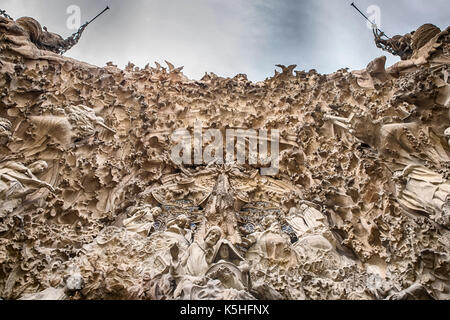 Barcelone, Espagne - 18 avril 2015 : une vue de la façade de la Nativité de la Sagrada Familia de Barcelone, vue de l'directement au-dessous de l'entrée principale. Banque D'Images