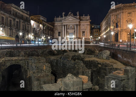 Vue nocturne de l'église de San Biagio, à Catane ; à l'avant-plan un aperçu de l'amphithéâtre romain Banque D'Images