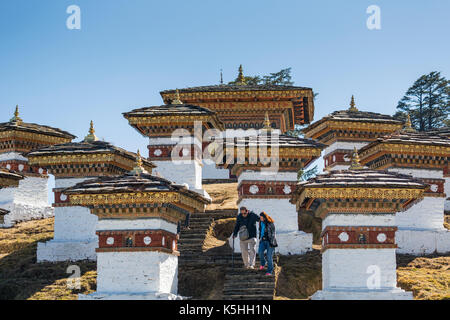 Les visiteurs de l'chortens ou stupas à dochula, le col de montagne entre thimphu et punakha, western bhutan Banque D'Images