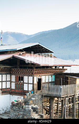 La vallée de Phobjikha, western bhutan - février 22, 2015 : framhouse en vallée de Phobjikha, décoré dans le style bhoutanais. Banque D'Images