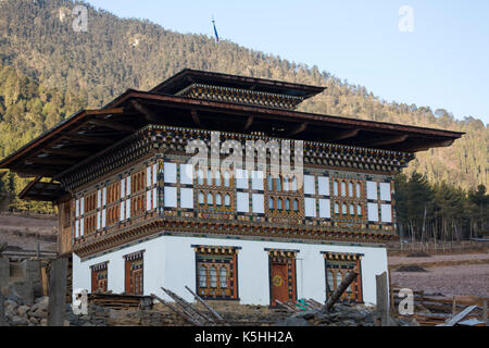 La vallée de Phobjikha, western bhutan - février 22, 2015 : framhouse en vallée de Phobjikha, décoré dans le style bhoutanais. Banque D'Images