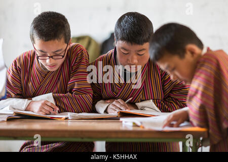 Les élèves en classe de mathématiques à l'école primaire en gangrithang, jakar, centrale Bhoutan Banque D'Images