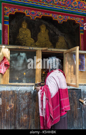 Ermite, saint homme au lac de la vallée de tang, bumthang Bhoutan central, Banque D'Images