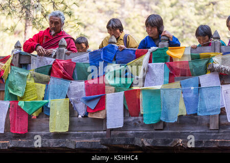 Les pèlerins se rendant sur le lac en feu dans la vallée de tang, bumthang Bhoutan central, Banque D'Images