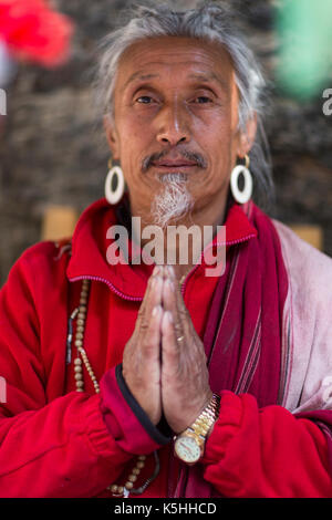 Ermite, saint homme au lac de la vallée de tang, bumthang Bhoutan central, Banque D'Images