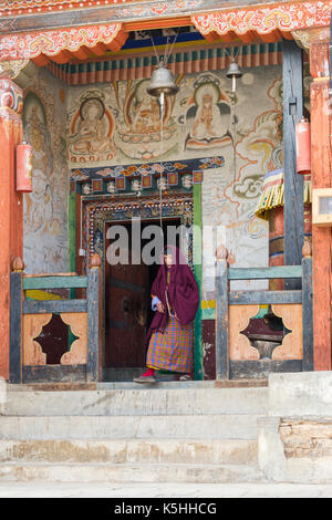 Villager en dehors du temple bouddhiste en ura, ura (mang gi lakhang) Bhoutan central. Banque D'Images