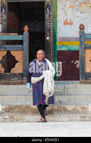 Ura, bumthang, Bhoutan - 25 février 2015 : villager en dehors du temple bouddhiste en ura, ura (mang gi lakhang) Bhoutan central. Banque D'Images