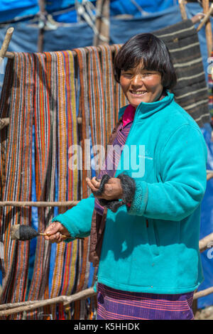 Dame spinning poil de yack tout en tendant l'artisanat et de souvenirs se situe à pele la col de montagne, le Bhoutan central Banque D'Images