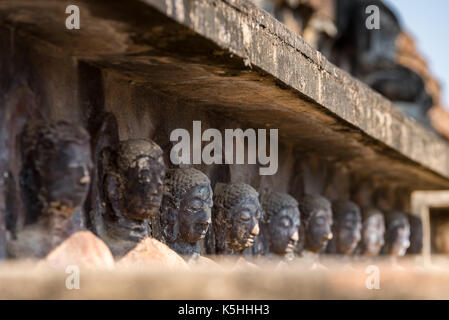 Un grand nombre de têtes de Bouddha en pierre à Ayutthaya, Thaïlande. Banque D'Images